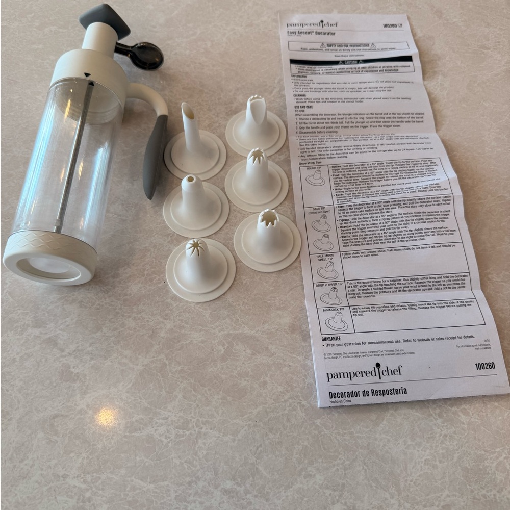 Pampered Chef Easy Accent Decorator Set with White Attachments